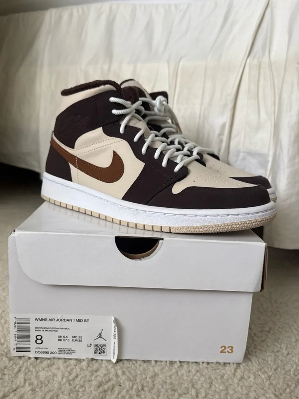 Size 8 Women’s Jordan MID SE UNWORN & ORIGINAL BOX